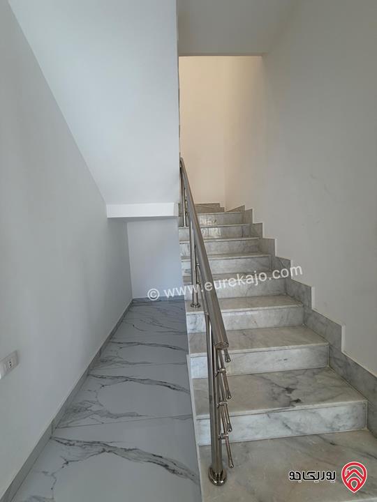 شقة سوبر ديلوكس طابق ثالث مع روف مساحة 229م داخلي و 120م خارجي للبيع في عمان - حي الصحابة  