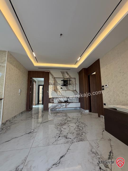 شقة فاخرة طابق أول مساحة 200م للبيع في عمان - دير غبار 