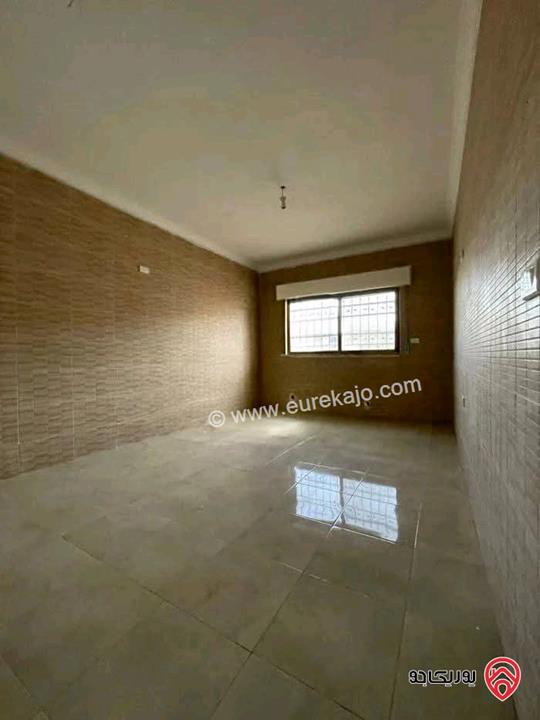 شقة فارغة مساحة 185م داخلي و 80م خارجي للايجار في عمان - أم السماق