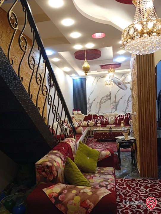 منزل مساحة 210م على أرض 450م للبيع في مخيم الزرقاء قريب من المجمع الجديد 