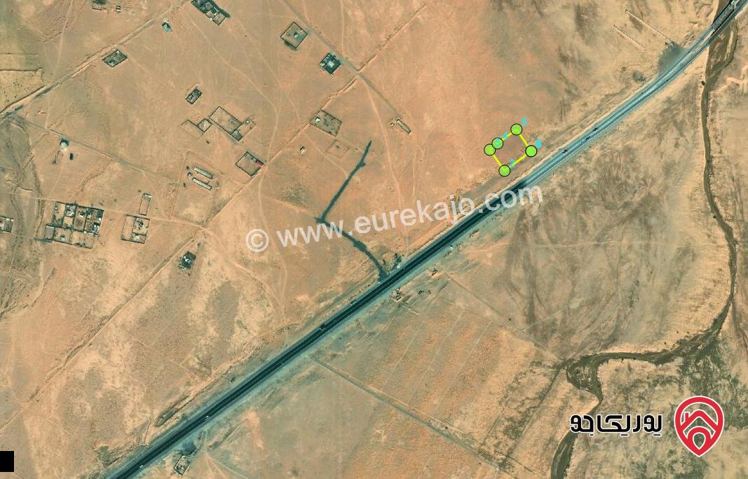 قطعة ارض من اراضي العقبة قرية القويرة مساحتها 7550 متر تصلح لمشروع كازية واستراحة او مجمع تجاري واي خدمات اخرى جميع الخدمات متوفرة واجهة 100متر على شارع