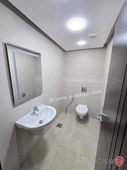 شقه شبه ارضية مساحة 100م مع ترس 50م للإيجار الفارغ في عمان - جبل عمان