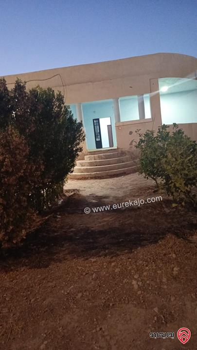 بيت مستقل مساحة البناء 192م على أرض 1 دونم و 750م للبيع في موقع متميز بإطلالة خلابة في طبقة فحل، اربد