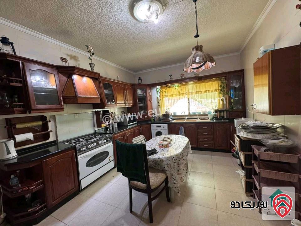 شقة شبه أرضية مساحة 244م داخلي و 30م خارجي للبيع في عمان - المدينة الرياضية