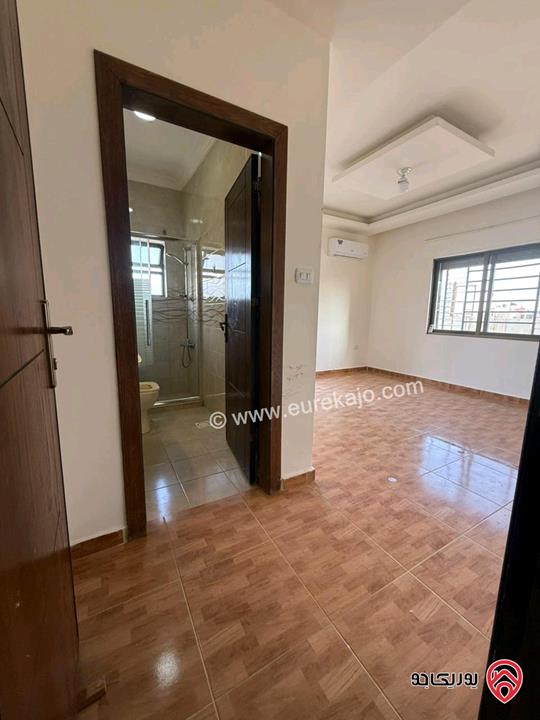 شقة أرضية مساحة 120م داخلي و 120م خارجي للبيع في عمان - مرج الحمام