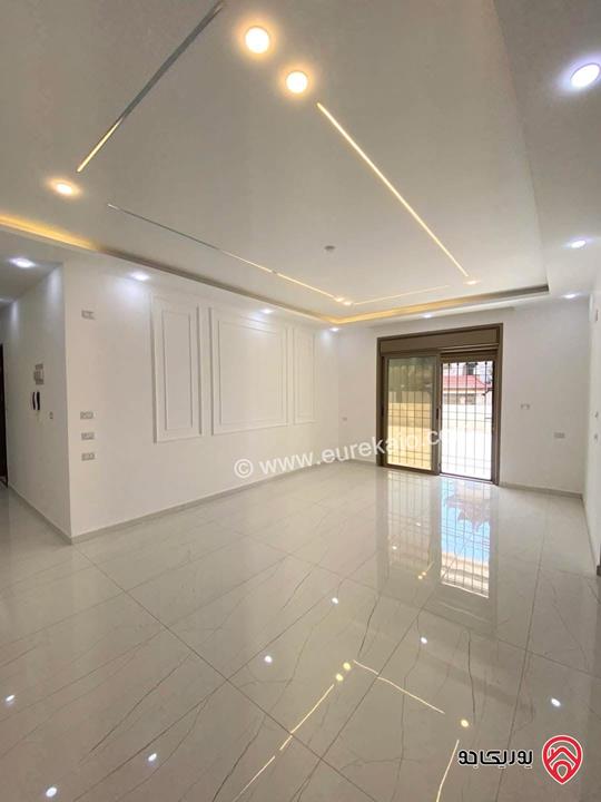 شقة ارضية مساحة 212م داخلي و 200م خارجي للبيع في عمان - ابو علندا اسكان الكهرباء 