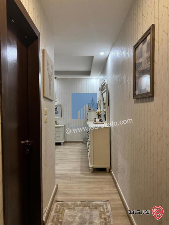 شقة أرضية مفروشة فاخرة للبيع في عمان - أم السماق مساحة 245م مع حديقة وترسات 120م