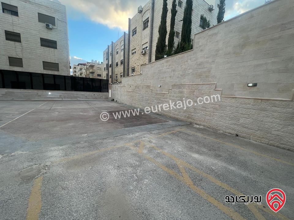 قصر فخم مساحة البناء 2 دونم على أرض 1 دونم و 250م للبيع في عمان - الجبيهة بسعر مغري 