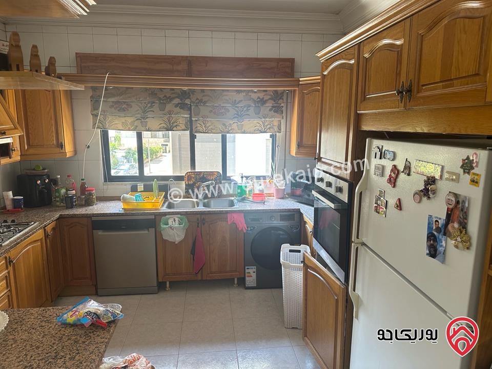 شقة واسعة مريحة مساحة 211م على شارعين تصميم كلاسيك للبيع في عمان - أم أذينة