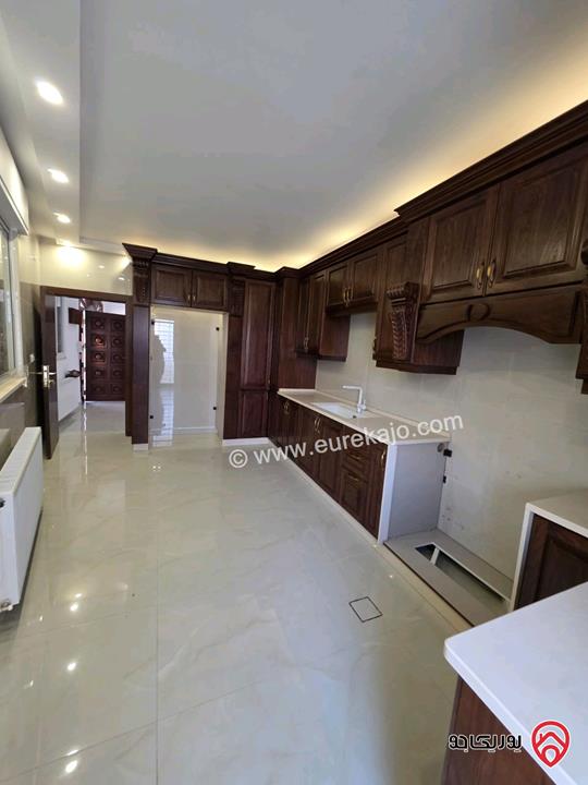 فيلا مساحة 300م على أرض 500م للايجار في عمان - أم السماق خلف مجع جبر بالقرب من نادي فتنس 