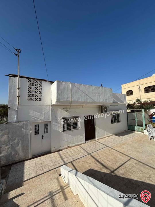 بيت مستقل مساحة 160م على أرض 689م للبيع في الزرقاء - حي جبر ويصلح للاستثمار كروضة او حضانة