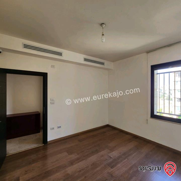 شقة ديلوكس طابق ثالث مساحة 330م للبيع في عمان - جبل عمان مطلة على وادي عبدون