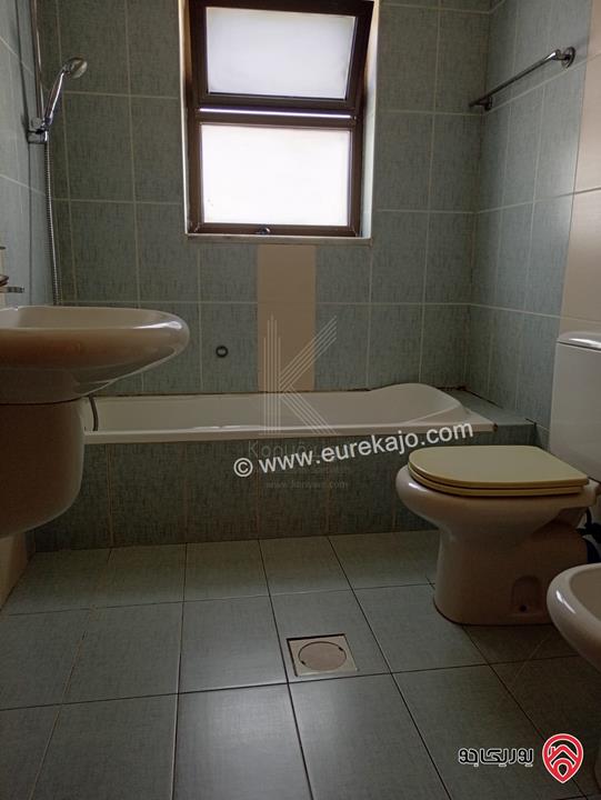 شقة فاخرة طابق اخير مع روف بمساحة داخلية 183م ومساحة الروف 140م للبيع في عمان - خلدا