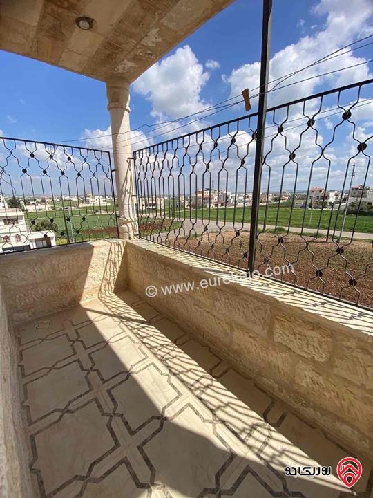 شقة فارغة طابق ثالث مساحة 150م للبيع في اربد - شارع البتراء