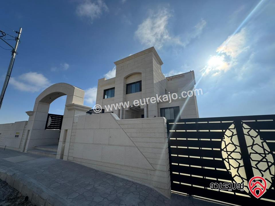 فيلا فاخرة مساحة 678م على أرض 639م مع اطلالة خلابة للبيع في بلعاس / ناعور