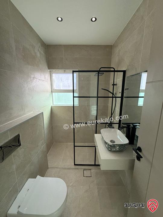 شقة طابق أخير مساحة 151م مرتفعة ذو اطلالة جميلة مجددة بالكامل للبيع في عمان - دير غبار