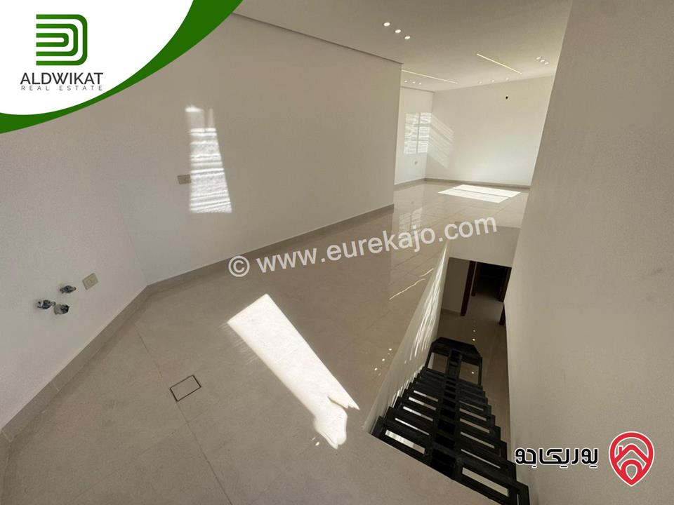 شقة طابقية مع روف للبيع في عمان - تلاع العلي مساحة البناء 260م ومساحة الترس 70م على شارعين