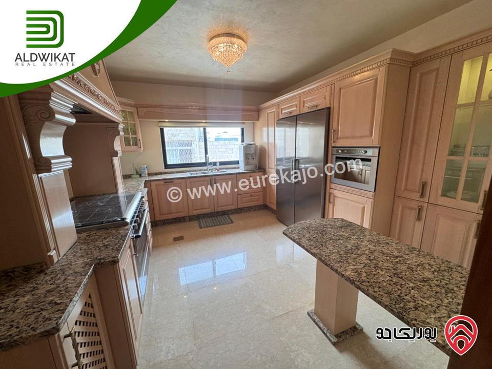 شقة للبيع في عمان - عبدون طابق اخير مع روف مساحة البناء 300م ومساحة الترس 50م موقع مميز