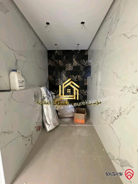 شقة مساحة 285م طابق ثالث مع روف جديد لم يسكن للايجار في عمان - الجبيهة