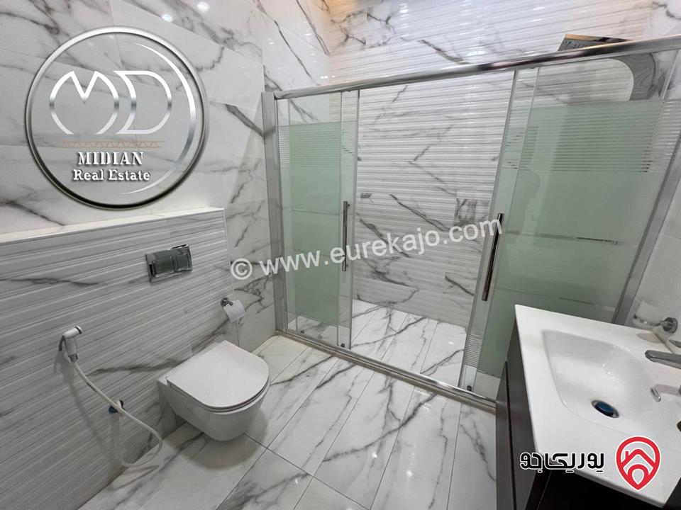 شقة للبيع في عمان - ضاحية النخيل مساحة 245م 4 نوم طابق ثاني تشطيبات ديكورات عصرية فاخرة جديدة لم تسكن