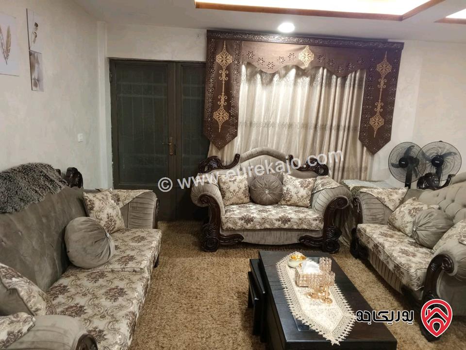شقة طابقية شبه تسوية مساحة 143م مع ساحة 60م للبيع في الزرقاء - جبل طارق 
