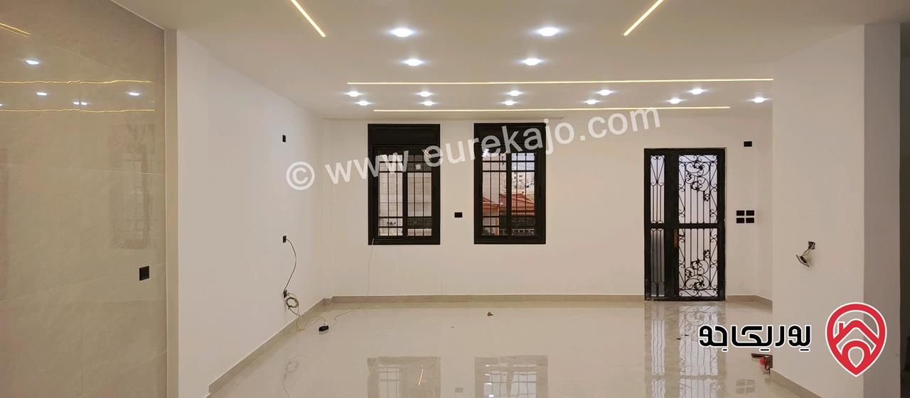 فيلا دوبلكس مساحة 250م على أرض 400م للبيع في الزرقاء - ضاحية المدينة المنورة 