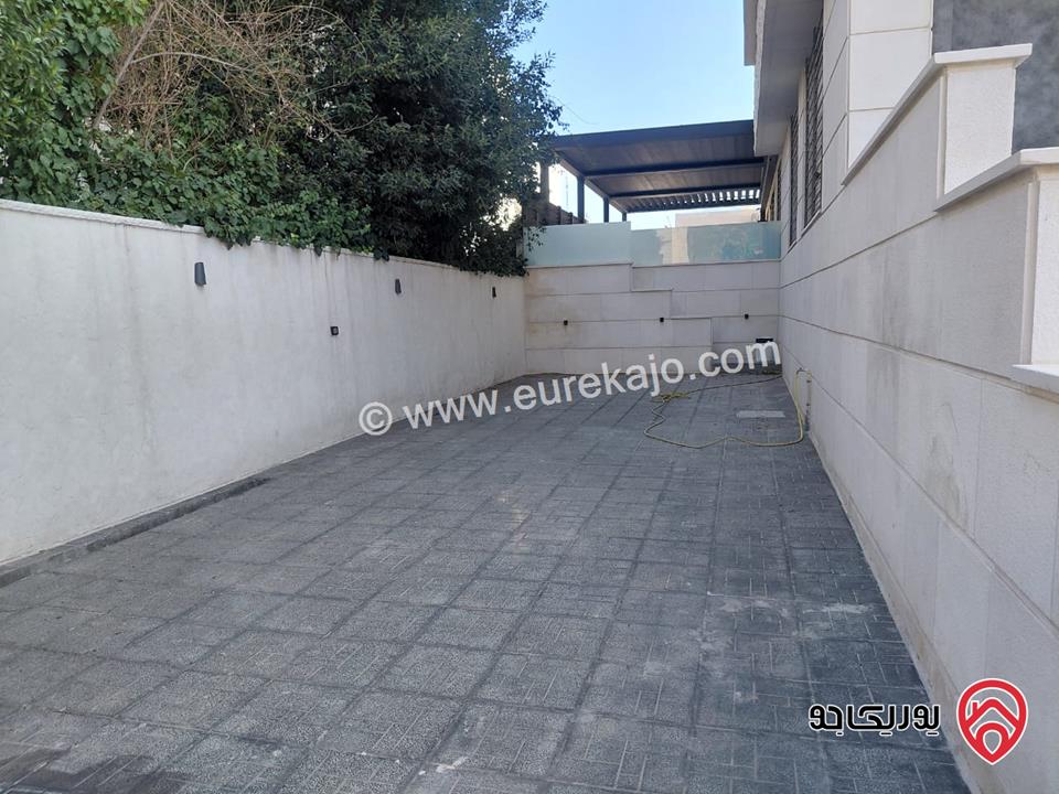 شقة ارضية مساحة 250م داخلي و 230م خارجي للبيع مفروشة في عمان - ام السماق 