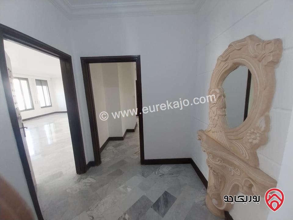 شقة طابقية مساحة 294م طابق أول للبيع في عمان - دير غبار 