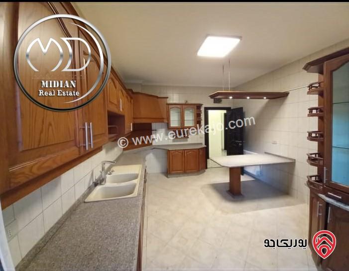 شقة شبه ارضي فارغة للايجار في عمان - الدوار السابع مساحة 190م مع ترس و حديقة 100م تشطيبات سوبر ديلوكس