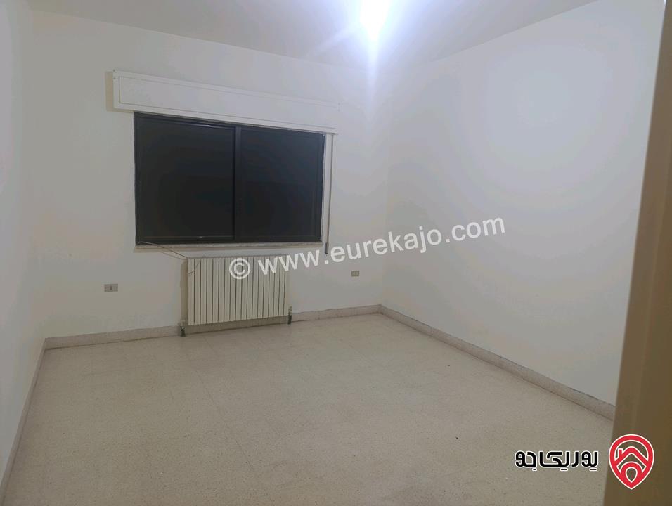 شقة طابق ثالث مساحة 160م وروف 30م للبيع في عمان - ام اذينة