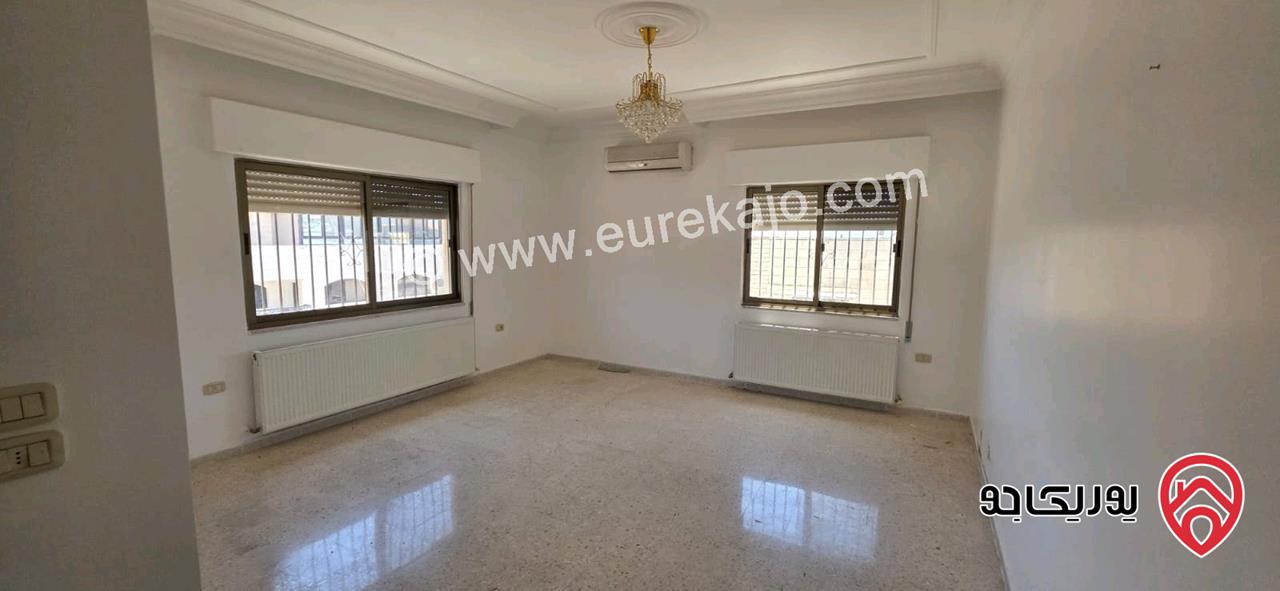 شقة طابقية مساحة 221م طابق ثالث للبيع في عمان - الصويفية الدوار السادس 
