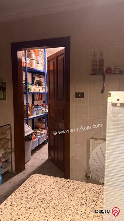 فيلا كبيرة مساحة البناء 800م على أرض 746م مع مسبح وحديقة واسعة للبيع في أرقى مناطق عمان الغربية - الكرسي