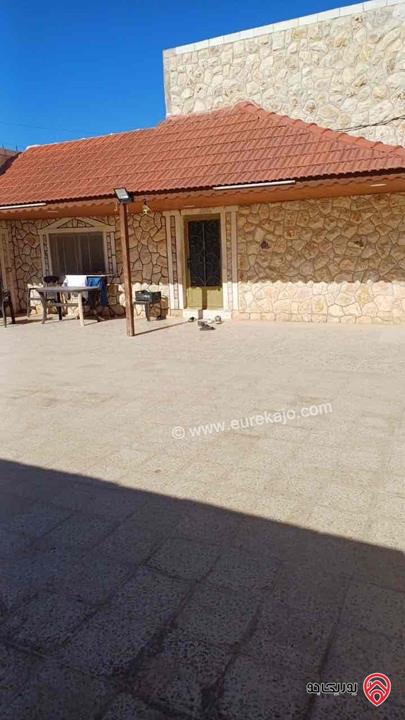 بيت ريفي مساحة 200م على ارض 2 دونم للبيع في اربد - الرمثا