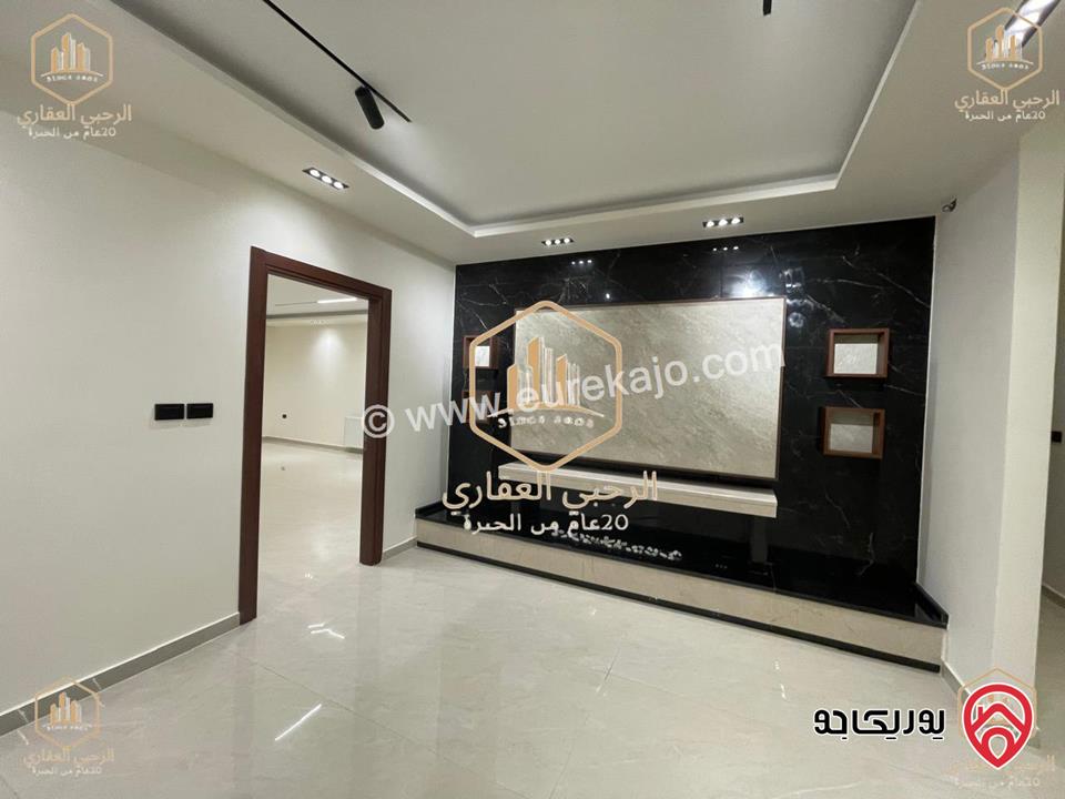 شقة فارغة أرضية مساحة 225م داخلي و 200م خارجي للايجار في عمان - الجبيهة