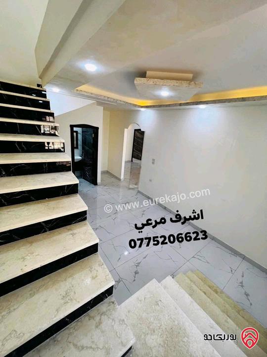 شقة طابق ثالث وروف مساحة 200م وترس لم تسكن للبيع في الزرقاء الجديدة