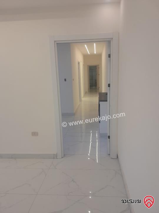 شقة جديدة ارضي مساحة 120م +70م ترس في عمان - المقابلين ش. الحرية