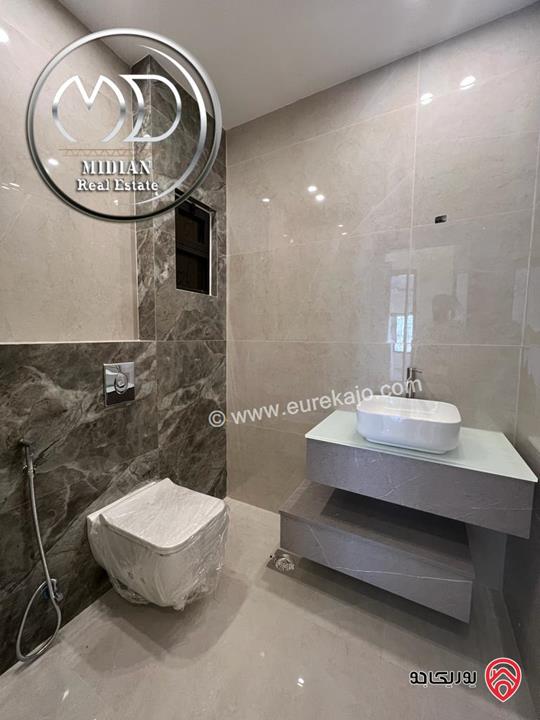 شقة دوبلكس جديدة للبيع طابق اخير مع روف في عمان - ضاحية الرشيد مساحة 215م مع تراسات اطلالة رائعة بسعر مميز جداً