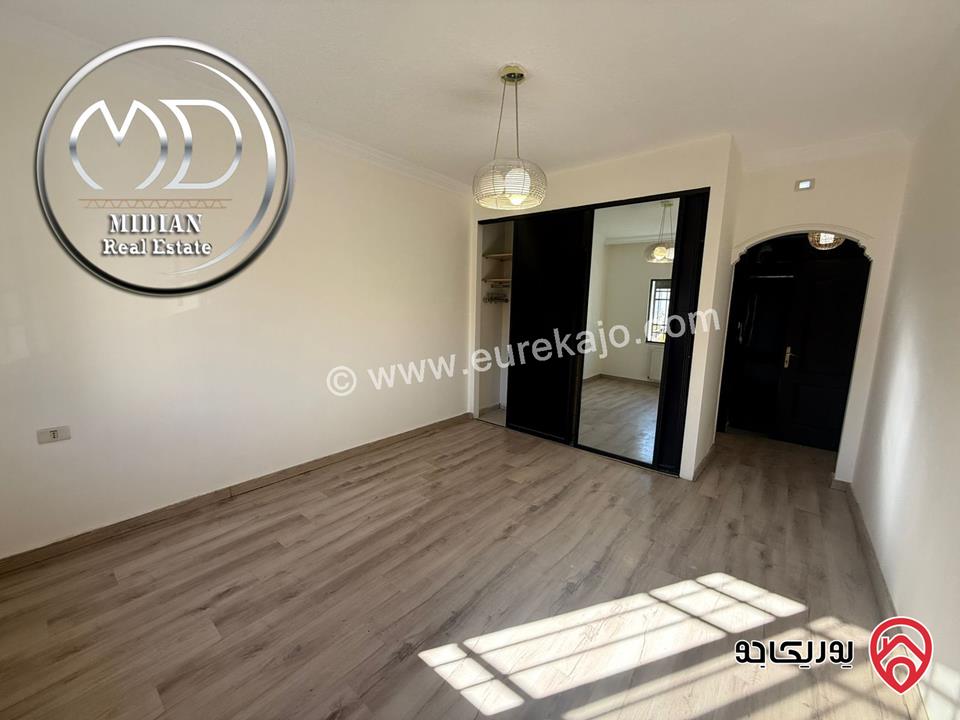 شقة ارضية للبيع في عمان - خلدا مساحة 200م مع ترس 45م تشطيبات ديكورات سوبر ديلوكس بسعر مميز جداً 