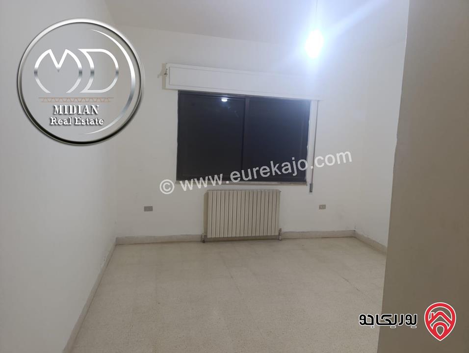 شقة للبيع في عمان - ام اذينة مساحة 160م طابق ثالث اطلالة جميلة تصلح للاستثمار بسعر مميز