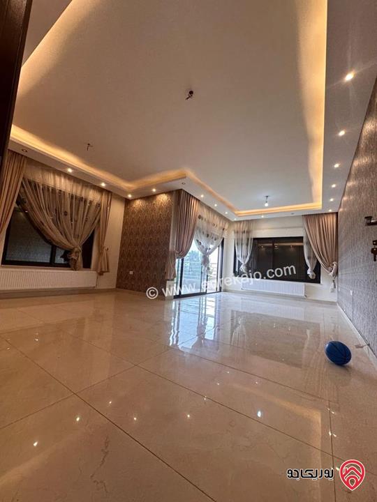 شقة طابق ثالث مع روف مساحة 180م للايجار في عمان - خلدا