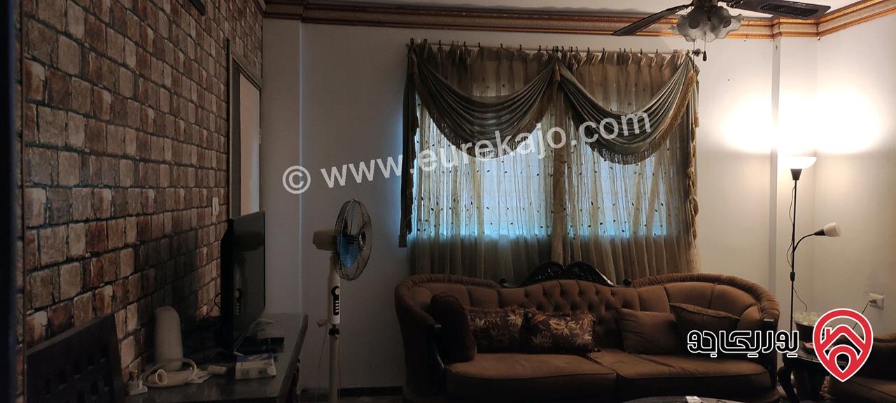 بيت طابقين مساحة 330م على أرض 380م للبيع في الزرقاء - شارع الكرامة
