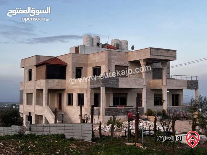 فيلا عدد 2 متلاصقتين بنظام أمريكي مساحة 720م على أرض 1 دونم ، للبيع في اربد 