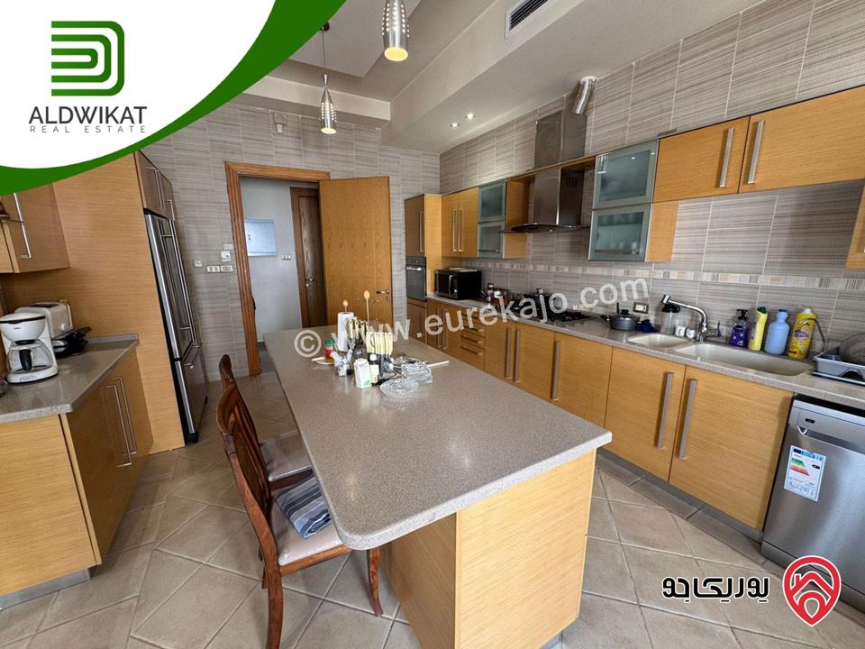 فيلا مساحة الارض 1600م ومساحة البناء 1100م مساحة الحديقة 400م للبيع في السلط - منطقة السرو 