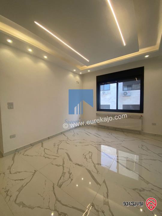 شقة فاخرة للبيع في عمان - خلدا قرب إشارة البنك العربي ومركز زها طابق ثالث 220م مع روف دوبلكس 100م لم تسكن