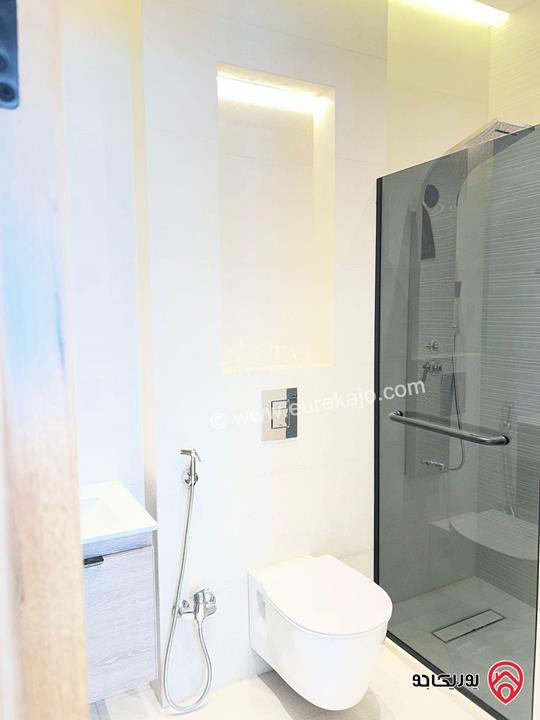 شقة فاخرة شبه أرضية مساحة 215م داخلي و 200م خارجي للبيع في عمان - رجم عميش على الشارع الرئيسي