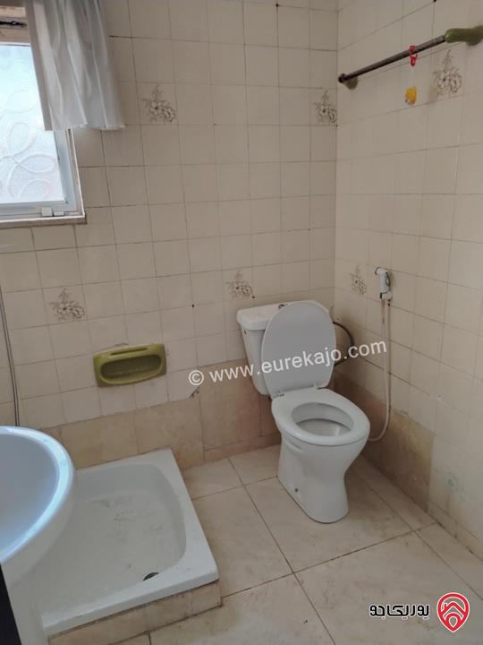 شقة طابق ثاني فني مساحة 60م للايجار في اربد بجانب كلية بنات اربد غرفتين نوم وصالة ومطبخ وحمام