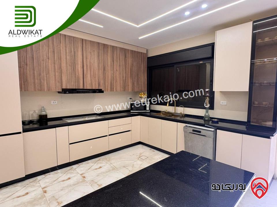 فيلا مستقلة للبيع في ناعور / شارع السلام مساحة الارض 900م ومساحة البناء 1000م ومساحة الحديقة 300م ومساحة الترس 100م