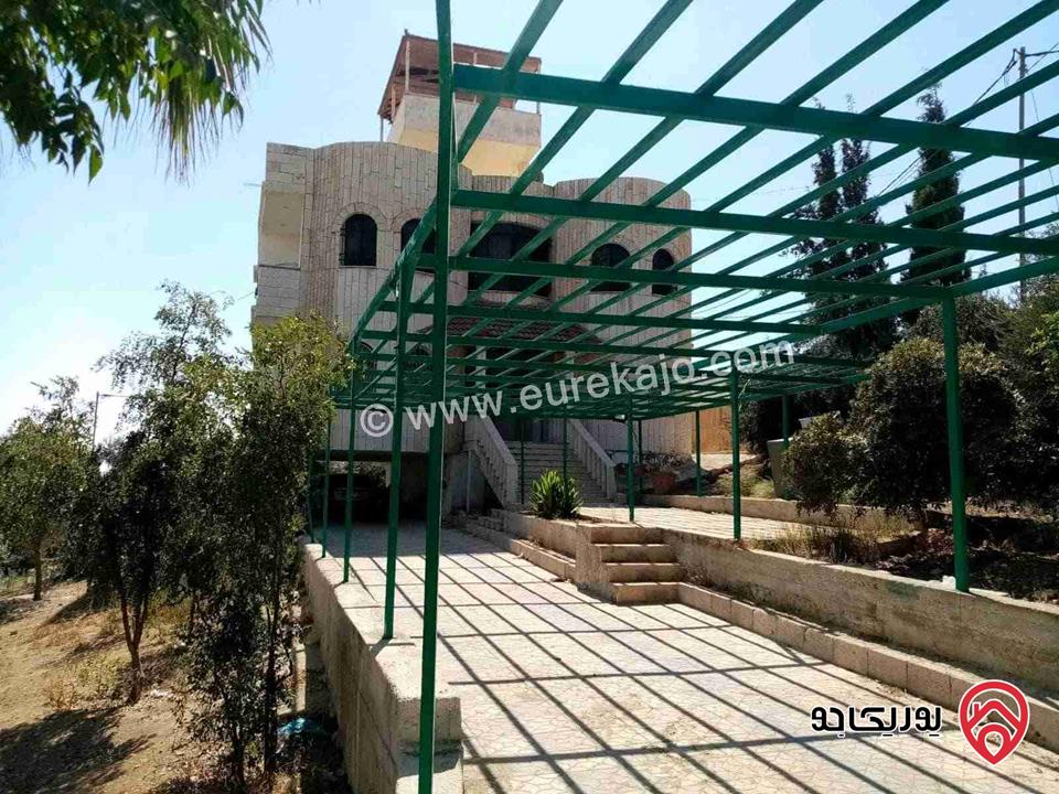 منزل مساحة 500م على أرض 10 دونم للبيع في المفرق