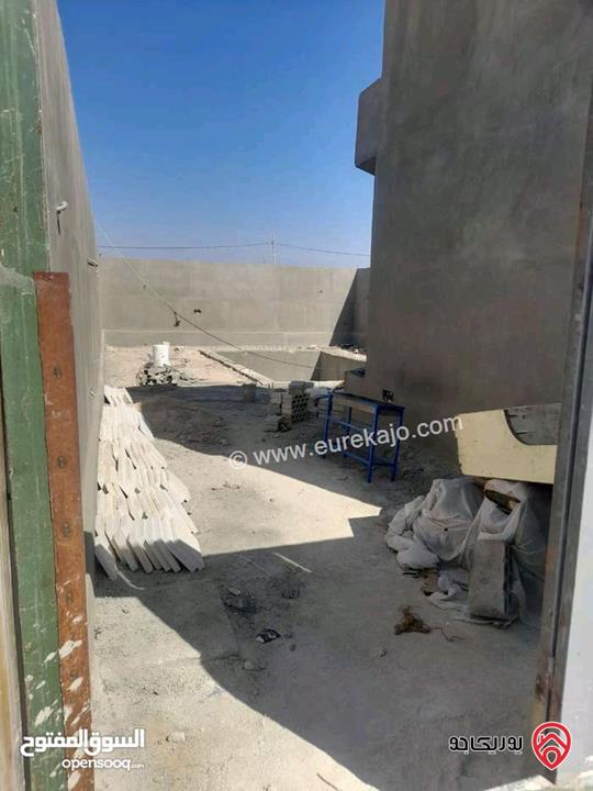 شاليه مساحة الأرض 306م والبناء 90م للبيع في البلقاء - بمنطقة الكرامة