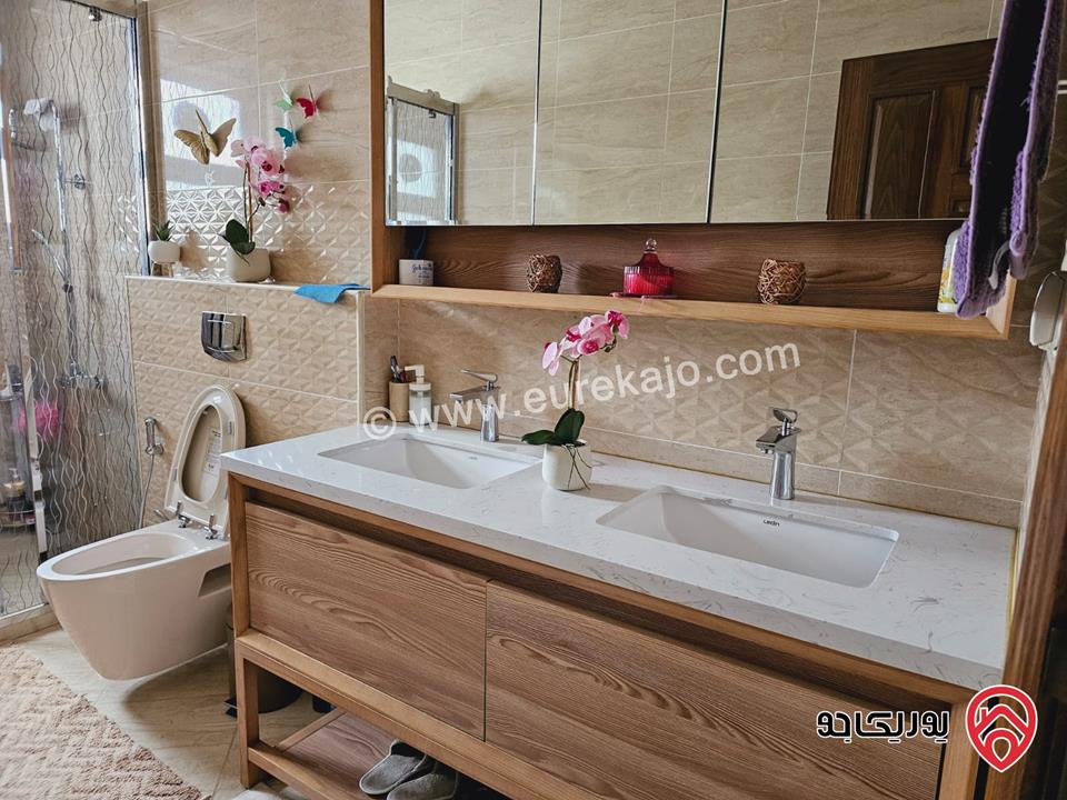 شقة سوبر ديلوكس مساحة 273م طابق أرضي مع مساحة خارجية 90م للبيع مفروشة في الجبيهة 